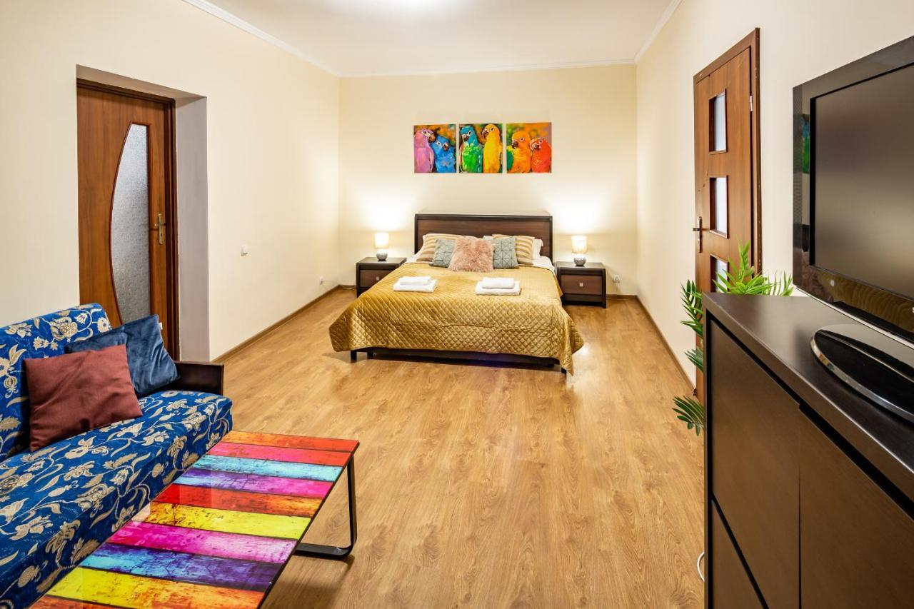 Rainbow Apartment Near Rynok Sq Λβιβ Εξωτερικό φωτογραφία